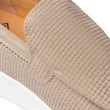 Měkké semišové slip-on boty pro muže.
